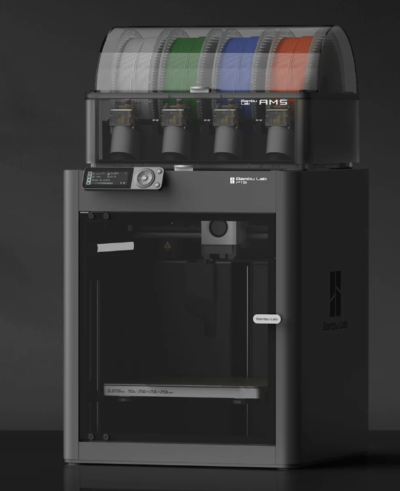 Impresora 3D Bambu Lab P1S con sistema AMS, destacada por su capacidad de impresión multicolor y multimaterial, ideal para proyectos de alta precisión.