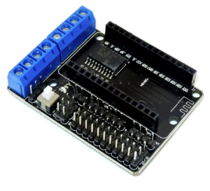 El Motor Shield WiFi ESP8266 es una placa de expansión que permite controlar motores de forma remota a través de WiFi, compatible con Arduino y otros microcontroladores.