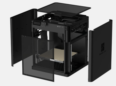 Impresora 3D Bambu Lab P1S con sistema AMS, destacada por su capacidad de impresión multicolor y multimaterial, ideal para proyectos de alta precisión.