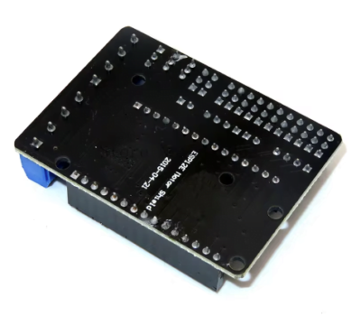 El Motor Shield WiFi ESP8266 es una placa de expansión que permite controlar motores de forma remota a través de WiFi, compatible con Arduino y otros microcontroladores.
