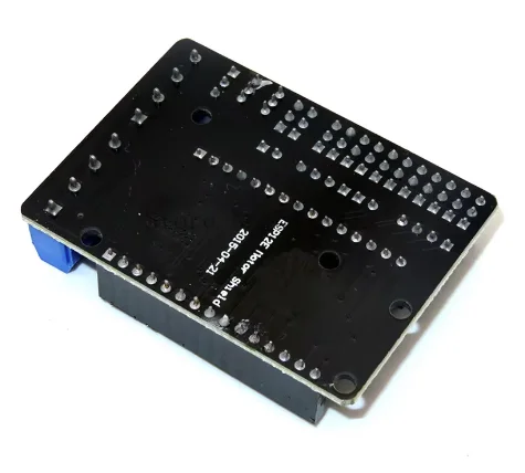 El Motor Shield WiFi ESP8266 es una placa de expansión que permite controlar motores de forma remota a través de WiFi, compatible con Arduino y otros microcontroladores.