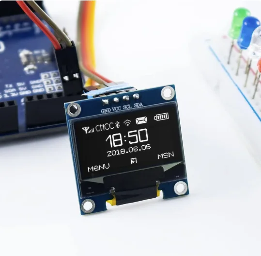 OLED 128x64 - Pantalla OLED con resolución de 128x64 píxeles, ideal para proyectos DIY y sistemas embebidos.