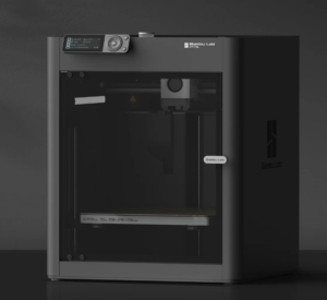 Impresora 3D Bambu Lab P1S con sistema AMS, destacada por su capacidad de impresión multicolor y multimaterial, ideal para proyectos de alta precisión.