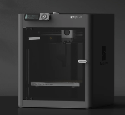 Impresora 3D Bambu Lab P1S con sistema AMS, destacada por su capacidad de impresión multicolor y multimaterial, ideal para proyectos de alta precisión.